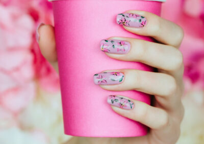 Dłoń kobieca z paznokciami pomalowanymi na różowo