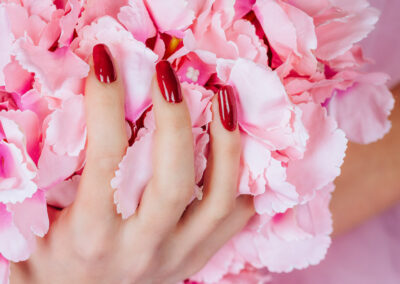 Dłoń kobiety z czerwonymi paznokciami