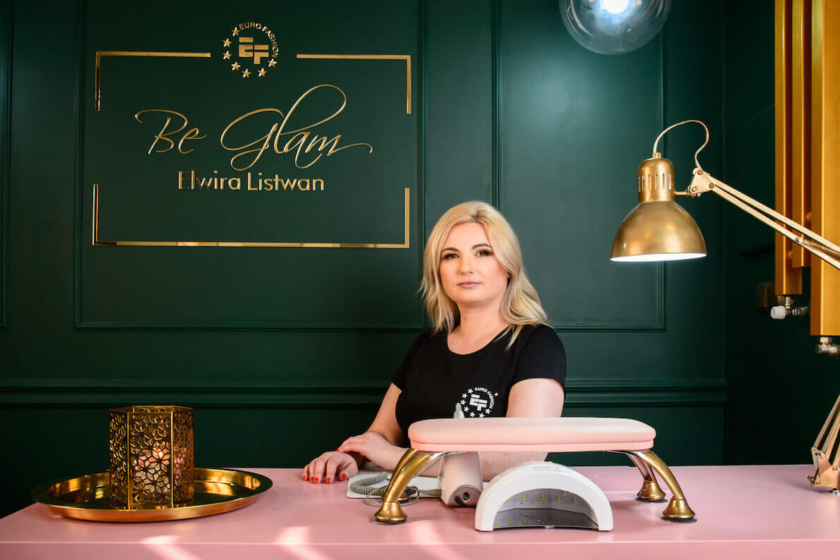Elwira Listwan wewnątrz swojego salonu Be Glam