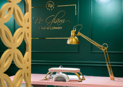 Wnętrze salonu Be Glam - kolory dominujące to zielony, złoty i różowy