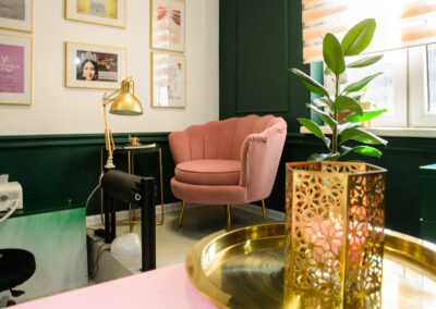 Wnętrze salonu Be Glam - kolory dominujące to zielony, złoty i różowy